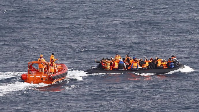 Guardacostas turcos rescatan una embarcación con refugiados