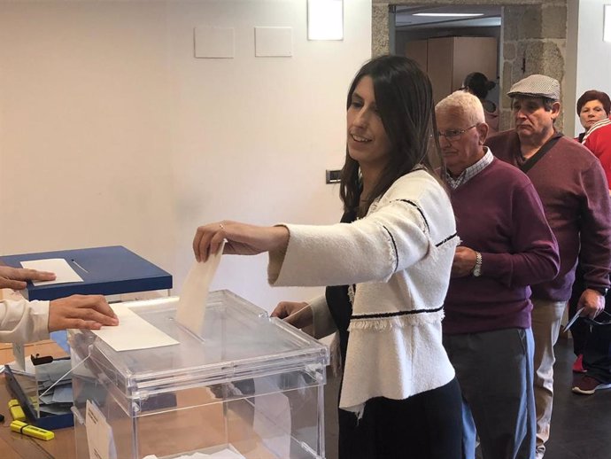 A candidata de Cidadáns á Alcaldía de Santiago, María Vilas, votando.
