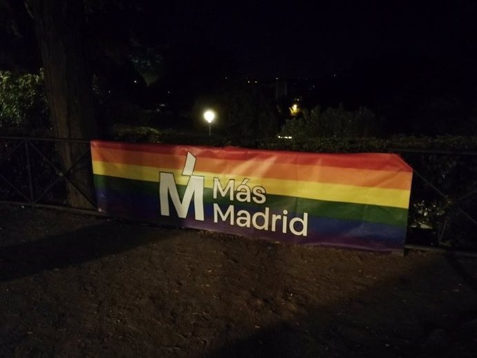 Imagen de la bandera de Más Madrid con los colores arcoíris representativos de la comnidad LGTBi en las fiestas de La Paloma.