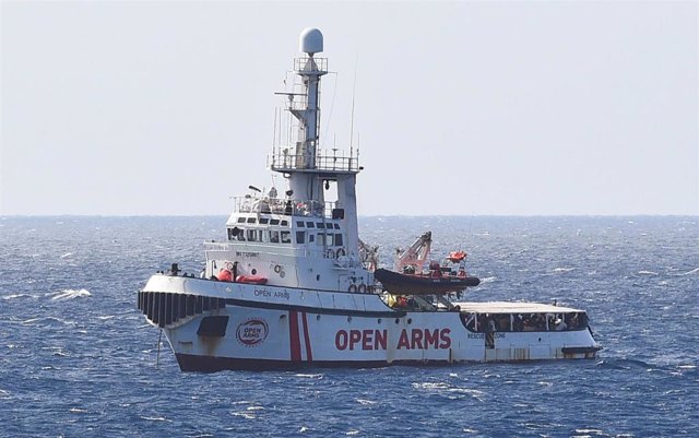 Barco de la ONG Open Arms frente a Lampedusa