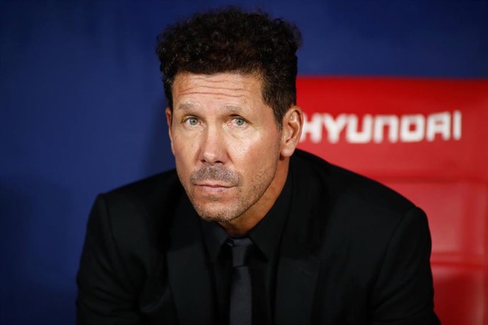 Diego Pablo Simeone, sentado en el banquillo del Wanda Metropolitano