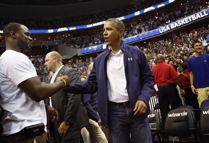 Barack Obama en un partido de baloncesto