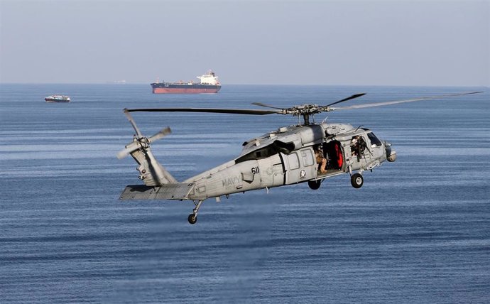 Helicóptero estadounidense en el Estrecho de Ormuz