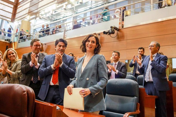 Imagen de recurso de la presidenta de la Comunidad, Isabel Díaz Ayuso (1d), que recibe el aplauso de la bancada del PP en la Asamblea de Madrid.