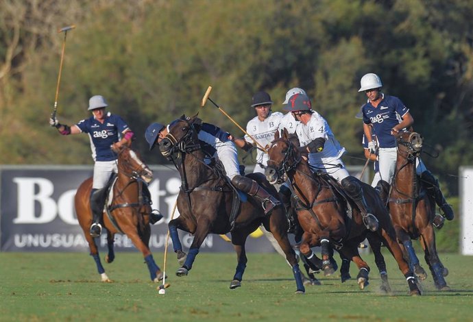 Imagen del partido de polo entre Dos Lunas A&G Banca Privada contra Bardon Polo Team