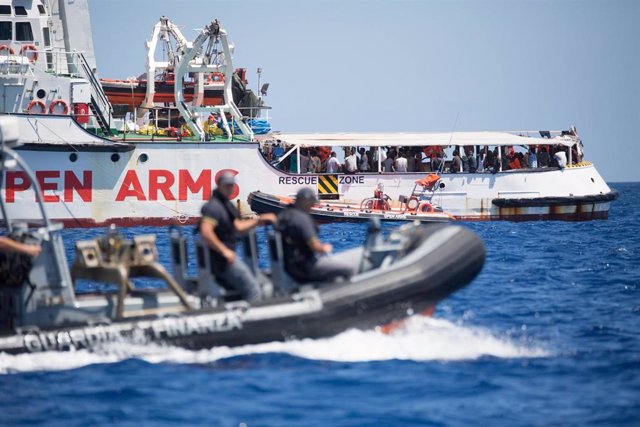 HANDOUT - 16 August 2019, Italy, Lampedusa: A rubber dinghy of the Guardia Costeria, the Italian coast guard, sails past rescue ship "Open Arms", of the aid organisation Proactiva Open Arms. Photo: Friedrich Bungert/SeaWatch/dpa - ACHTUNG: Nur zur redak