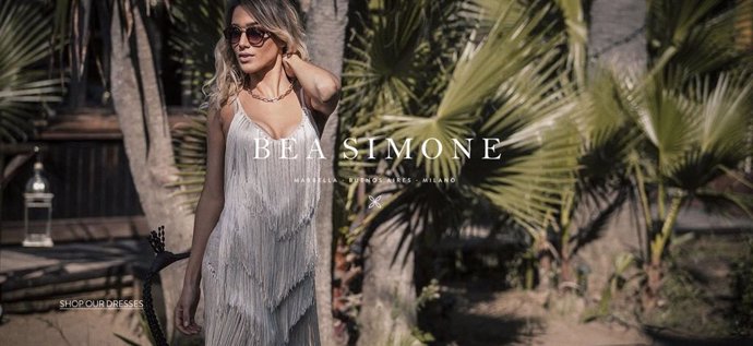 Bea Simone, una ingeniosa marca creada en Marbella para vestirla con el glamour de los años 70 Inspirada enel mediterraneo y con el trabajo de artesanos profesionales, se inserta con originalidad en el mercado global