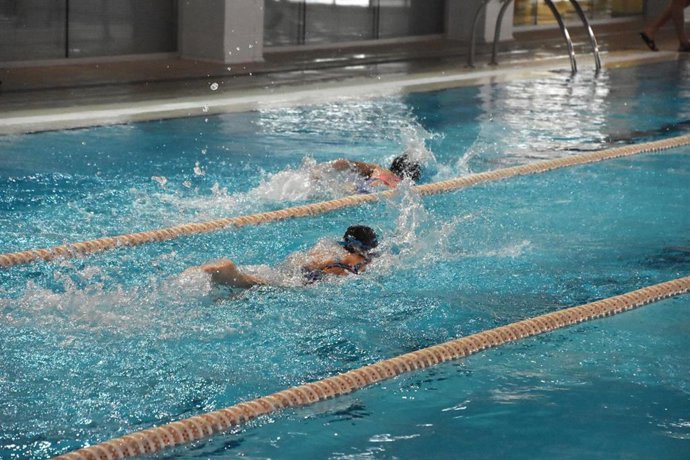 Clases de natación en las piscinas del IME.