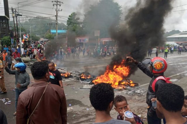 Calles cortadas por ruedas en Manokwari