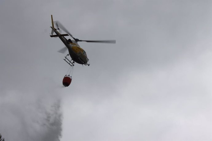 Helicóptero de extinción realizando una descarga.