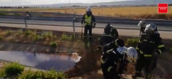 Bomberos de la Comunidad de Madrid intervienen para controlar una fuga de hipoclorito sódico tras el vuelco de un camión cisterna en la R2.