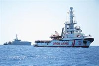 España insiste en su oferta de puerto al Open Arms pero la ONG lo ve "incomprensible" estando a 800 metros de Lampedusa