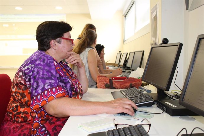 Los centros Guadalinfo programan en agosto más de 1.500 propuestas para iniciar o ampliar habilidades digitales