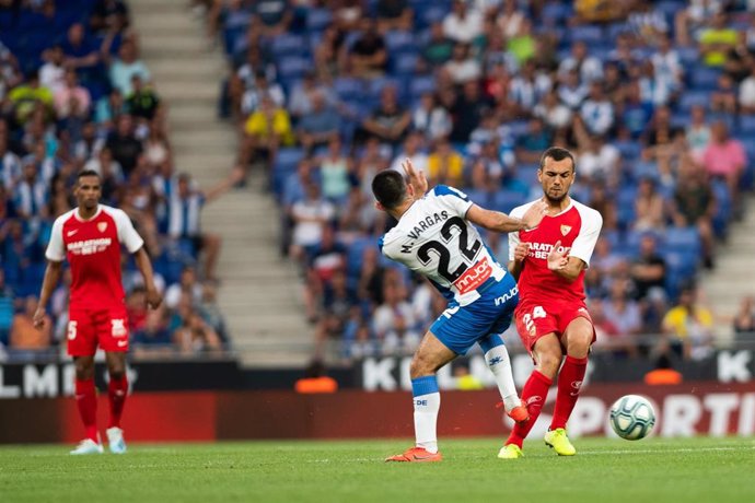 Joan Jordán disputa un balón con Matias Vargas en el Espanyol-Sevilla