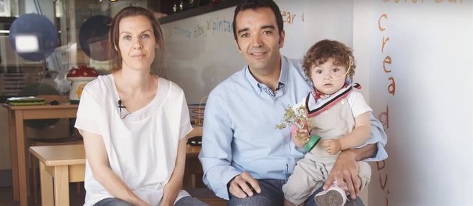 Una familia alojada en las casas de la Fundación Infantil Ronald McDonald.
