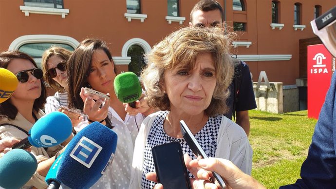 La ministra de Sanidad en funciones, María Luisa Carcedo, atiende a los medios en la Finba, en Oviedo.