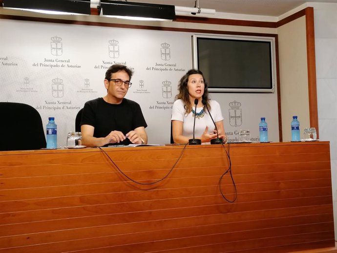 Orlando Fernández y Nuria Rodríguez de Podemos en rueda de prensa.