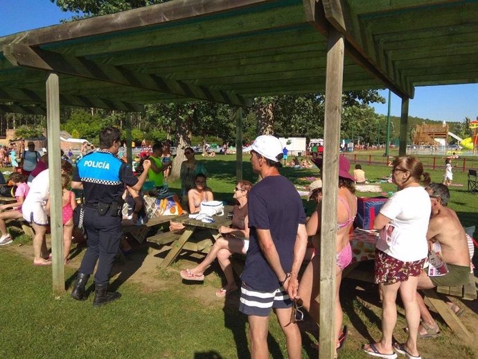 Jornadas de sensibilización que la Policía Local ha llevado a cabo en la piscina de Valencia de Don Juan.