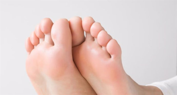 El Colexio de Podólogos de Galicia recomienda en verano una "hidratación exhaustiva" para evitar la sequedad y la aparición de grietas en los pies..