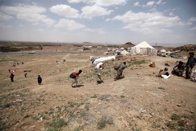 Desplazados reciben ayuda a las afueras de Saná
