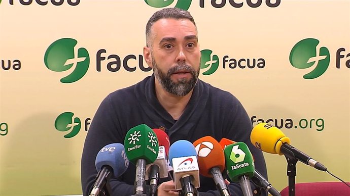 El portavoz de Facua-Consumidores en Acción, Rubén Sánchez, durante la rueda de prensa en la que ha presentado el estudio sobre la evolución de la factura eléctrica entre 2003 y 2018.  