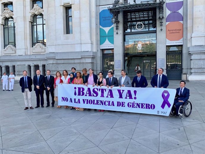 El Ayuntamiento de Madrid celebra un minuto de silencio en repulsa por el asesinato machista de una mujer en Tetuán.