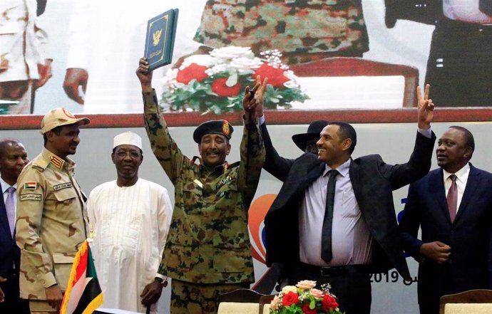 Firma del histórico acuerdo en Sudán entre el jefe del Consejo Militar de transición, Abdelfatá al Burhan, y líder opositor, Ahmad al Rabiá