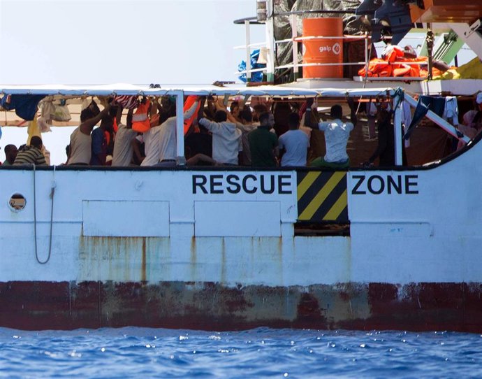 HANDOUT - 16 August 2019, Italy, Lampedusa: Migrants rescued from sea stand on the deck of rescue ship "Open Arms", of the aid organisation Proactiva Open Arms. Photo: Friedrich Bungert/SeaWatch/dpa - ACHTUNG: Nur zur redaktionellen Verwendung und nur m