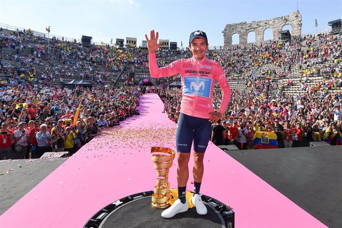 El ciclista ecuatoriano Richard Carapaz celebra su triunfo final en el Giro 2019
