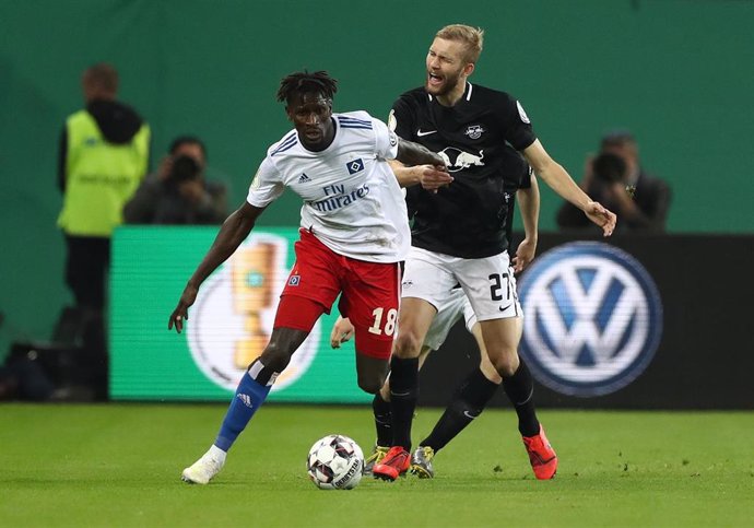 Bakery Jatta presiona a un jugador del Leipzig durante las semifinales de la Copa de Alemania 2018-2019