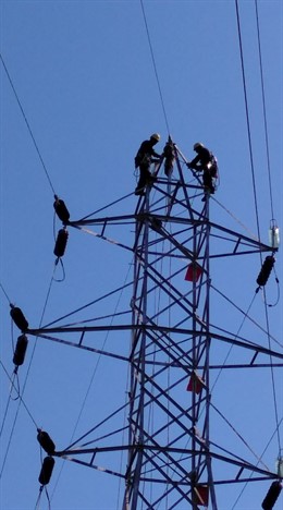 Installació de fibra ptica en línies d'alta tensió del Pirineu