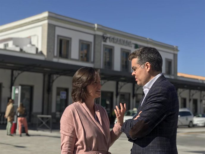 Vicente Azpitarte, portavoz de Deportes del Grupo Popular en el Senado, charla con Concha de Santa Ana