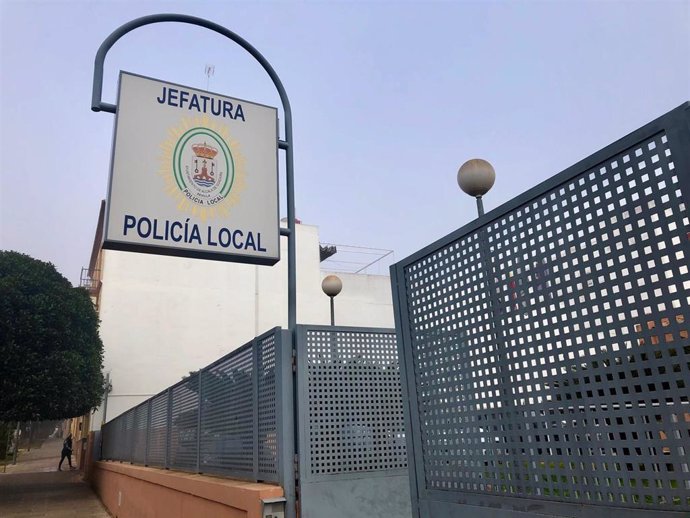Un detenido por golpear y sacar un cuchillo a una mujer en la avenida Santa Lucía de Alcalá