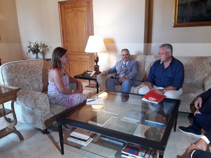 La presidenta del Govern, Francina Armengol, se reúne con el presidente de la Cámara de Comercio de Mallorca, Antoni Mercant.