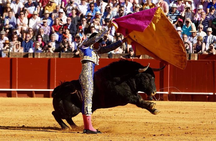 Una corrida de toros en Sevilla, con el diestro López Simón con el capote.