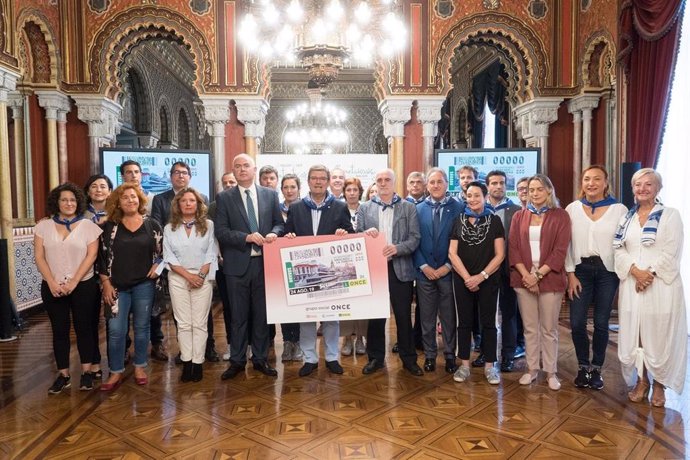 Presentación del cupón dedicado al aniversario del Mercado de La Ribera de Bilbao, con representantes de la ONCE y del Ayuntamiento, encabezados por el alcalde, Juan María Abuto.