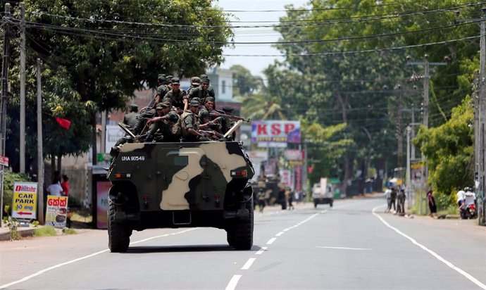 Soldados de Sri Lanka patrullan la localidad de Kottampitiya tras ataques contra musulmanes