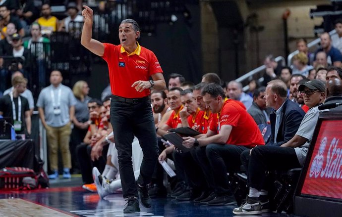 Sergio Scariolo da instrucciones durante el amistoso de la selección española con los Estados Unidos en Anaheim