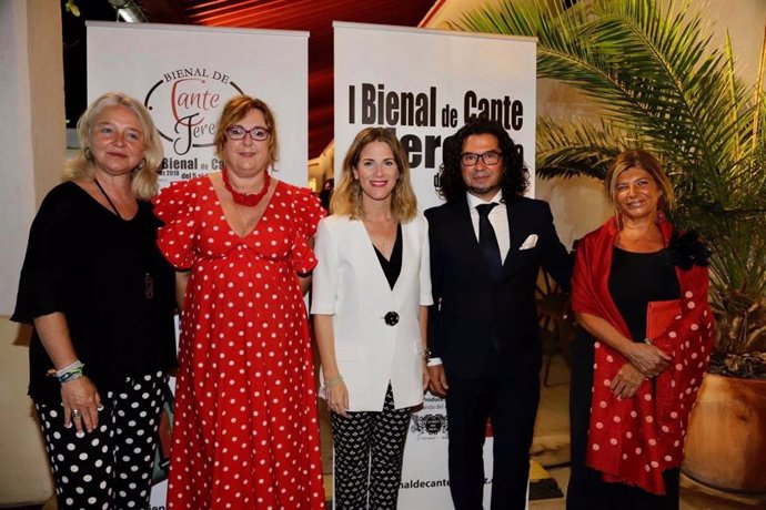 Representantes de la Junta de Andalucía y organizadores de la I Bienal de Cante de Jerez