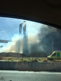 Incendio bajo el puente del Centenario