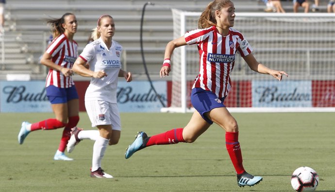 Laia Alexandri conduce la pelota en el amistoso entre el Atlético y el Lyon