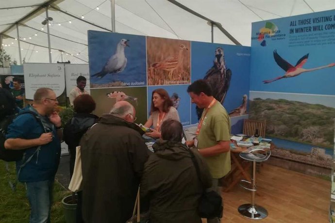 El stand del Consell que promociona l'illa de Mallorca com una destinació de turisme de naturalesa en la fira 'Birdfair'.