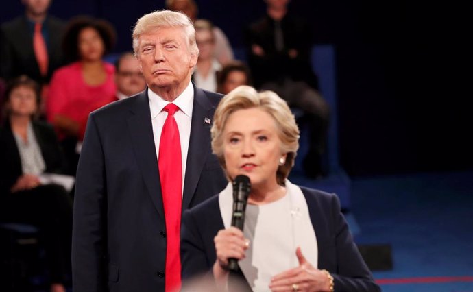 Trump y Clinton en el segundo debate televisado antes de las presidenciales de 2016