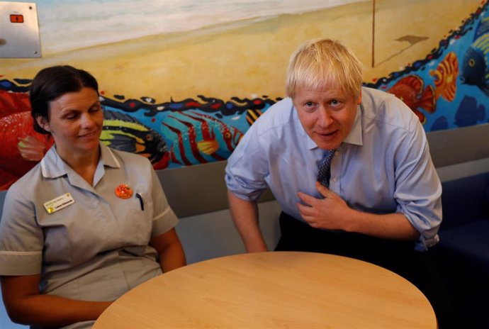 El primer ministro británico, Boris Johnson, con una profesional sanitaria