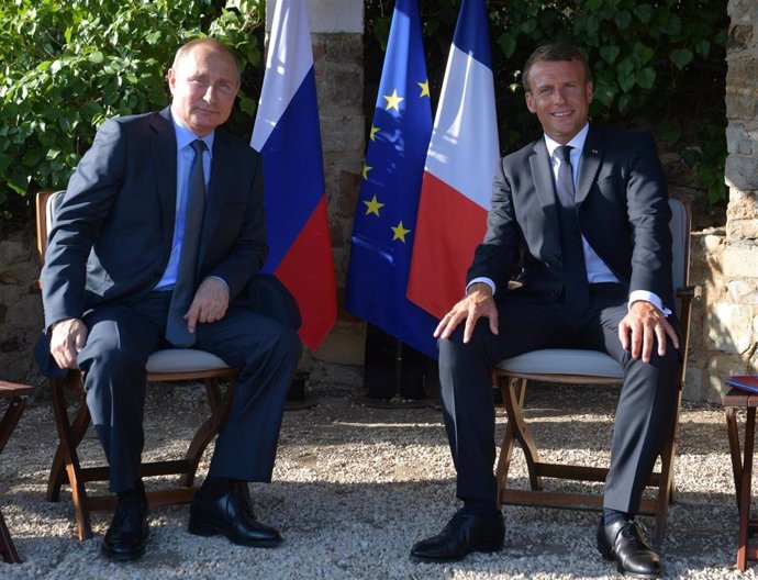 El presidente de Rusia, Vladimir Putin, junto a su homólogo francés, Emmanuel Macron, en Bormes-les-Mimosas