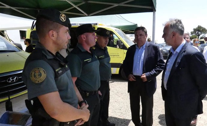 El ministro de Agricultura Luis Planas y el presidente de Canarias Ángel Víctor Torres visitan el puesto de mando avanzado para seguir la evolución del incendio en Gran Canaria.