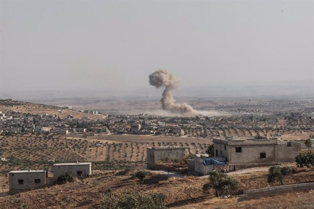 Columna de humo tras un bombardeo aéreo en la provincia siria de Idlib