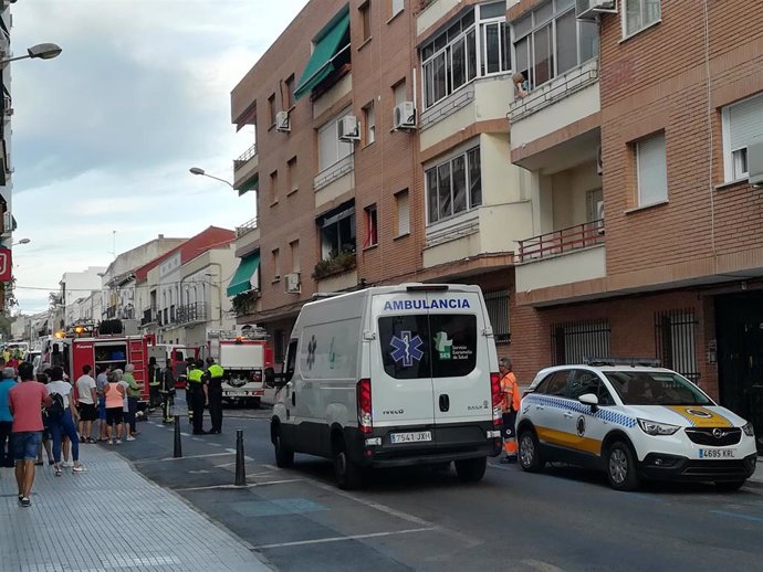 Bomberos y medios sanitarios en la atención de un incendio en la calle Pedro María Plano de Mérida