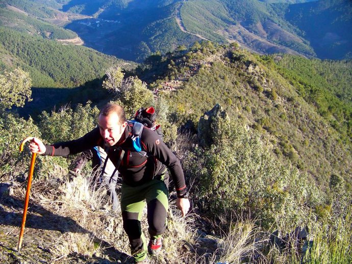 Un participante en la ruta senderista del Valle del Esperabán, en Las Hurdes