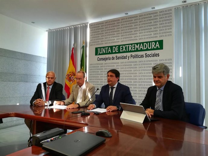 Responsables sanitarios (con Vergeles como segundo por la derecha) en rueda de prensa para informar sobre listeriosis en Extremadura